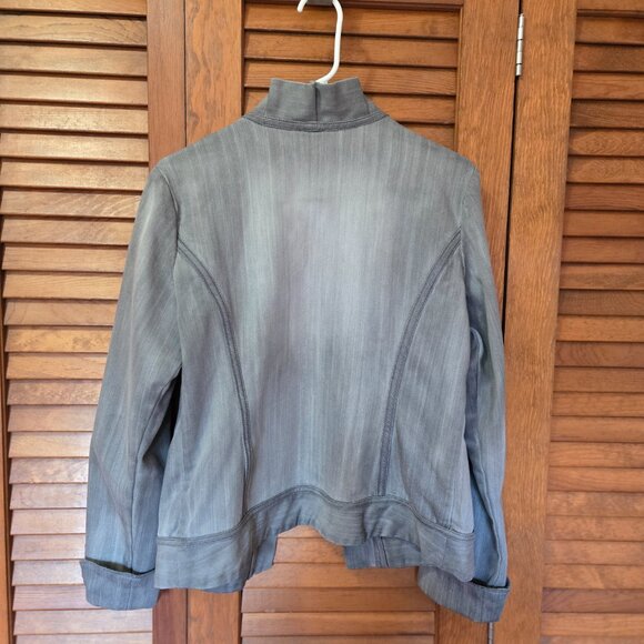 Chico's Platinum Women's Grey Ruffled Long Sleeve Stretch Jacket Size 1 - Picture 2 of 5